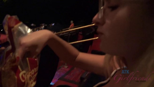 Девушка моется в ванной и разрешает мужу снимать домашнее видео об этом #10