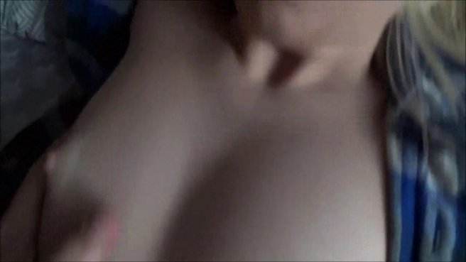 Развратница в синей клетчатой рубашке дала без гондона садовнику