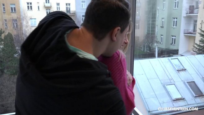 Хоккеист уверенно после минета пихает большой елдак в грудастую блондинку #1