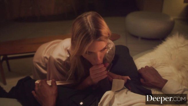 Красотка нежно отсасывает чернокожему боссу большую елду и стонет от наслаждения