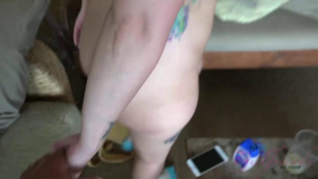 Жена после прогулки горлом сосет бритый член мужа и снимается в POV-видео