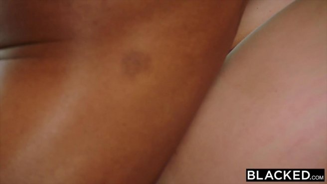 Негр на ступеньках лестницы жестко таранит бритую писю белой красивой палкой