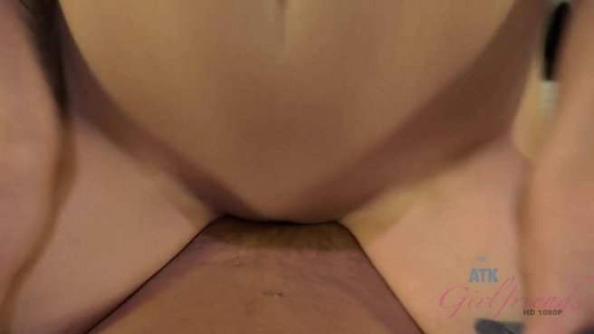 Красотка уселась после минета бритым влагалищем на толстый член мужа