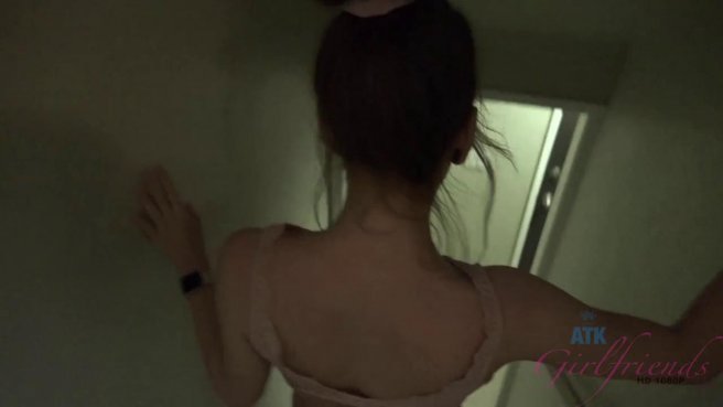 Красавица подарила лучшему другу минет и нежный анальный секс