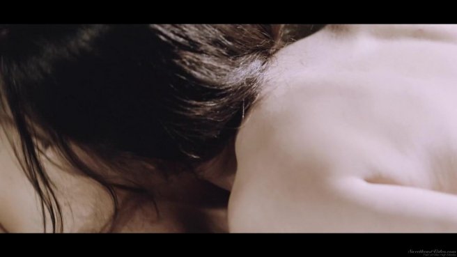 Две лесбиянки соблазинили брюнетку, чтобы устроить жаркие лесби игры втроем