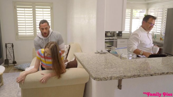 Девка задрала джинсовую юбку и раком поебалась в пилотку с зрелым отчимом