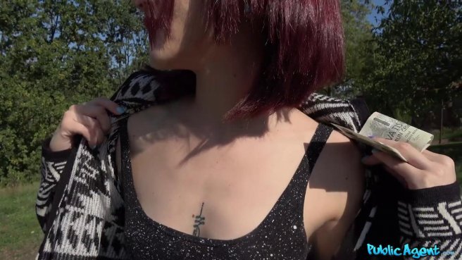 Турист соблазнил в парке красотку и выебал прямо под деревом до оргазма #2