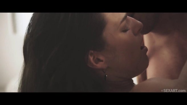 Бородатый лесник в кедах и штанах в кровати садит чужую жену пирожком на хер