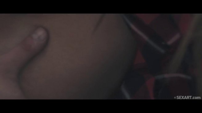 Пацан кладет любимую на кухонный стул и впивается ртом в ее теплое влагалище