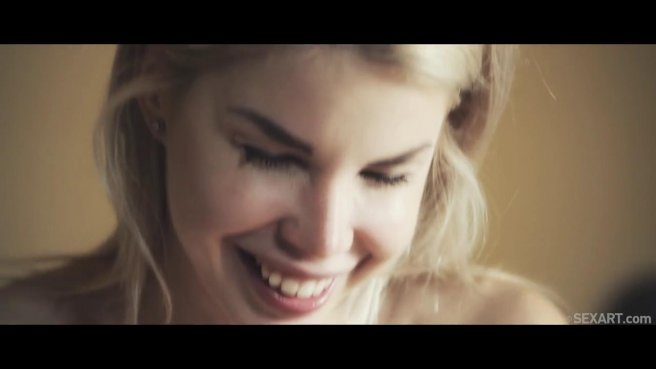 Красивый секс молодой парочки с нежными поцелуями на большой кровати