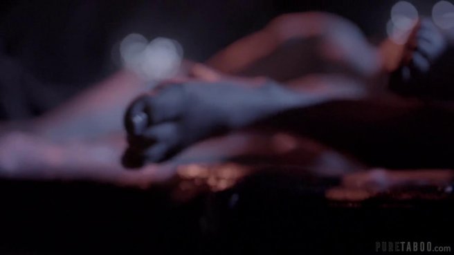 Похотливый кобель отымел двух телочек после шумной вечеринки