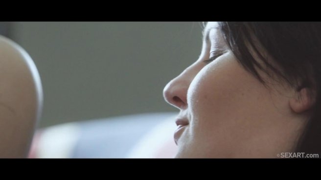 Похотливая девушка в чулках дала в киску своему симпатичному коллеге