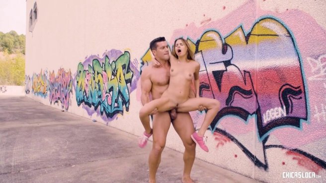 Пара занялась жарким сексом с оральными ласками прямо на улице