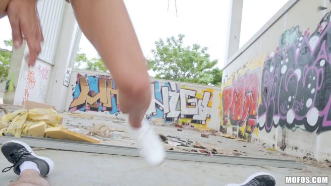 Гибкая девчонка сосет и трахается с мужиком в необычных позах на улице