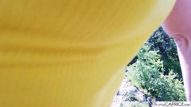 Телка пошла в поход и показалась в белье