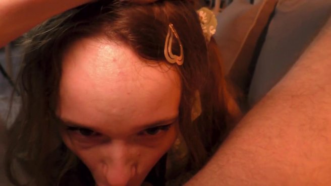 Татуированный парень глубоко вставил свой крепкий член в ротик подружке