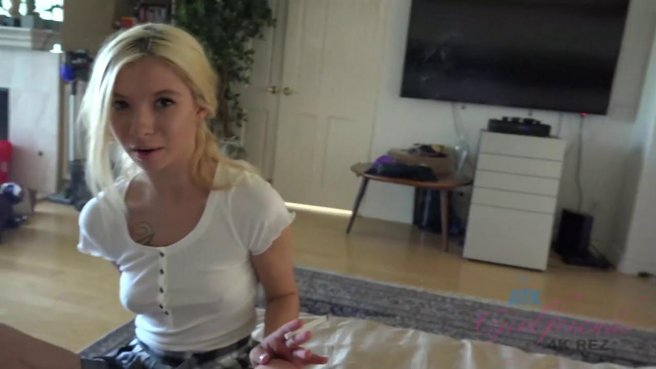 Миниатюрная блондинка любит сосать не только дома и на свежем воздухе #1