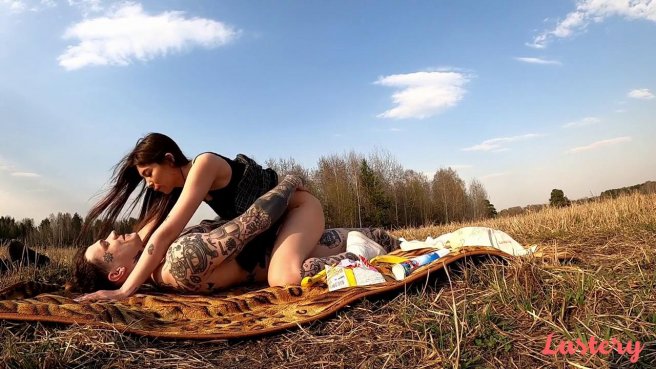 Устроил пикник с подругой ради ебли на природе