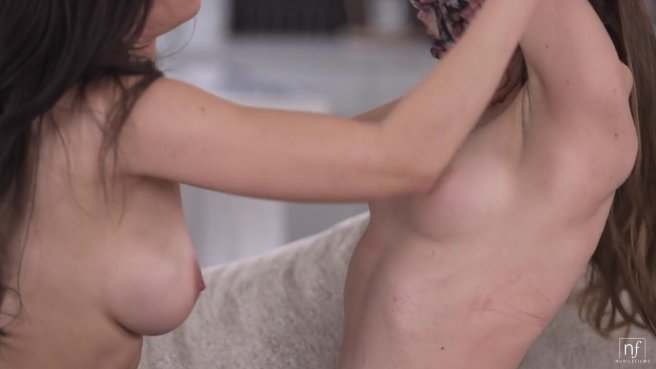 Лижет писку брюнетки и ебет ее подругу