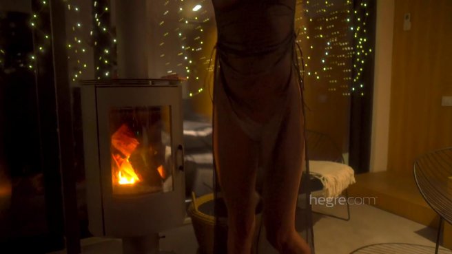 Девушка снимает соло на улице и дома в душе