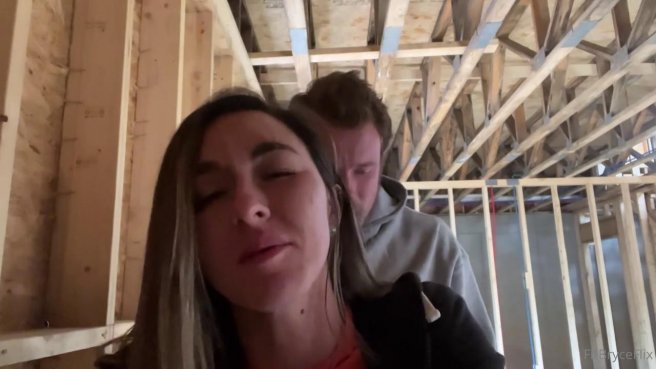 Парень трахает худую студентку во время прогулов