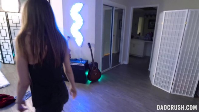 Сестренка берет в рот и дает в пизду брату