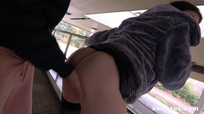 Телка сосет в машине и ебется раком