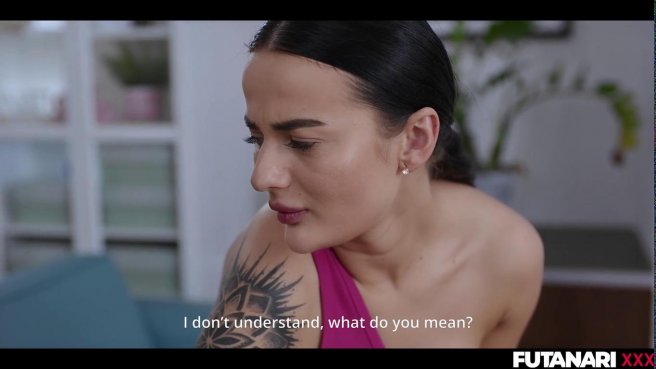 Брюнетка трахается с трансом и сосет фаллос