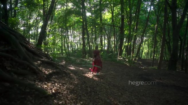 Она голенькая смотрится лучше, чем в платье #5