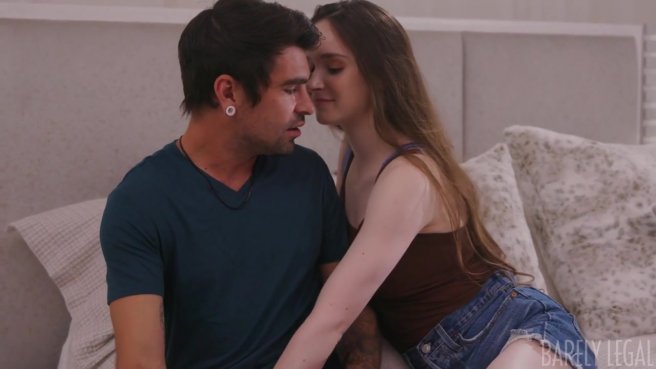 Почему эта ненасытная шалава с сочной киской так яростно набрасывается на болт? #1