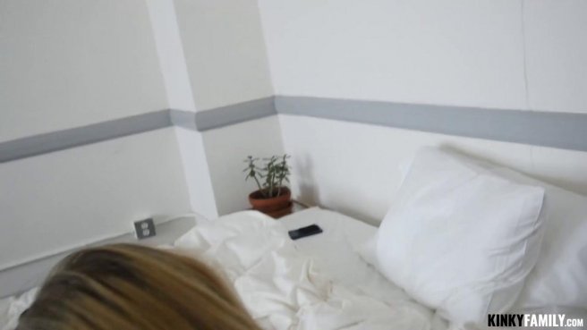 Девка наказана соседом за шумную ночь и выебана жестко в кровати #4