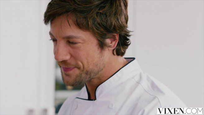 Повар разминает на кухонном столе влагалище богатой девки и пихает туда бритую дубину #1