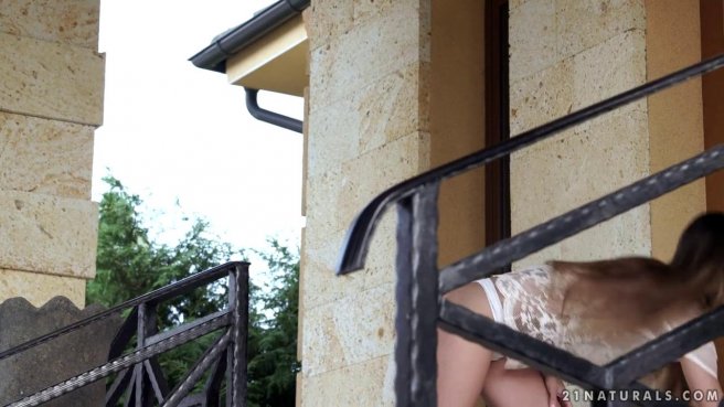 Девушка запустила руку между ног и наслаждается мастурбацией #1