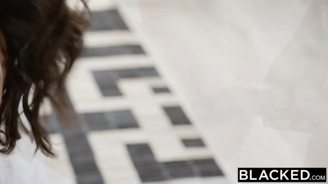 Негр засадил в жопу разгоряченной брюнетке и как следует ее отжарил