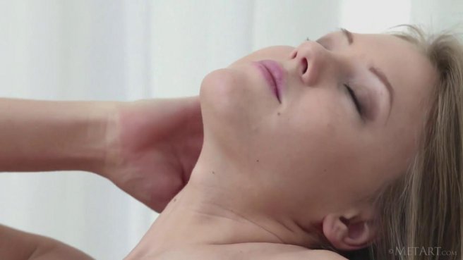 Грудастая сучка показывает сочную письку крупным планом